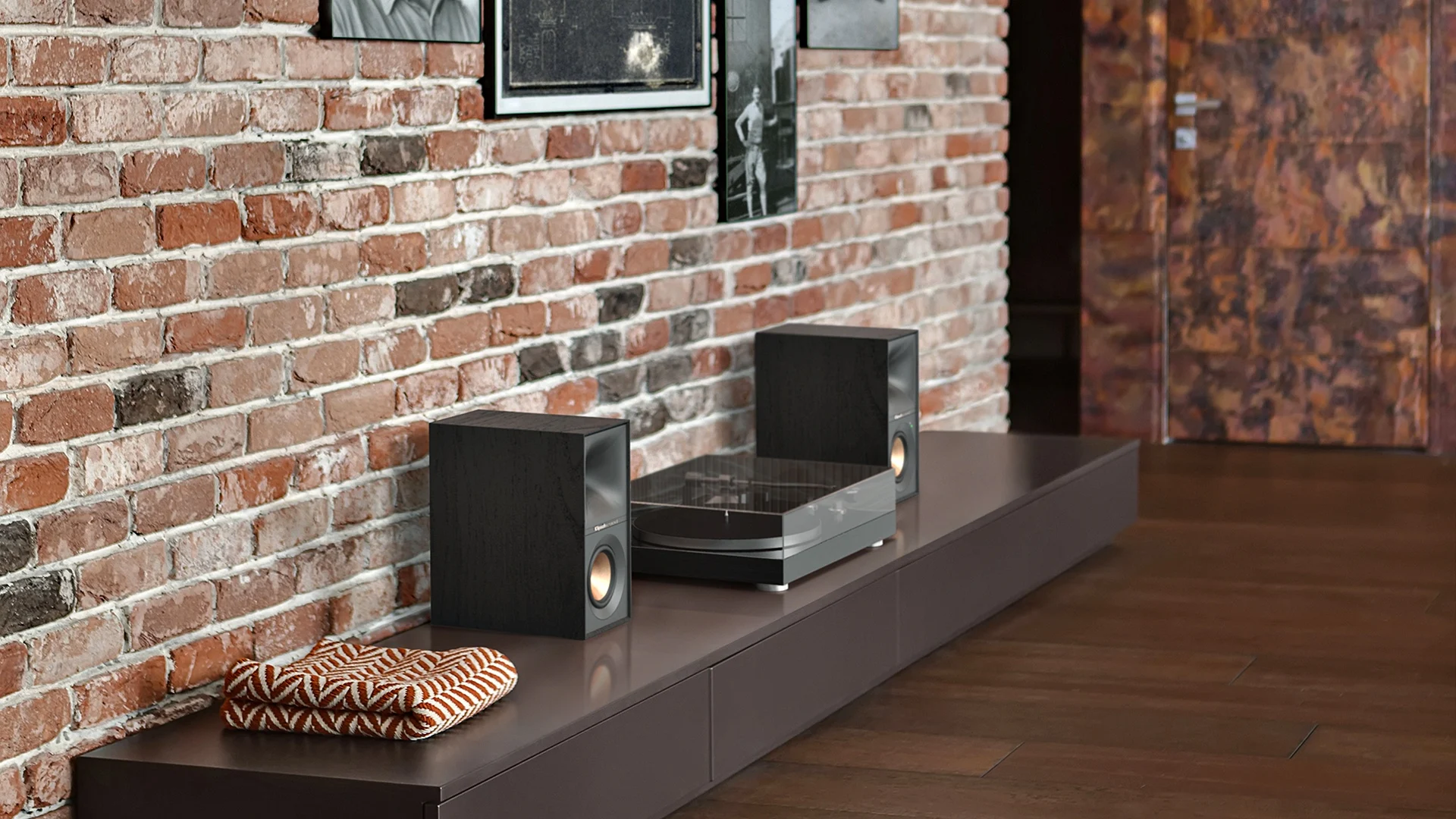 Klipsch trình làng loa bookshelf R-40PM và R-50PM: tích hợp phono, giá $499 và $599