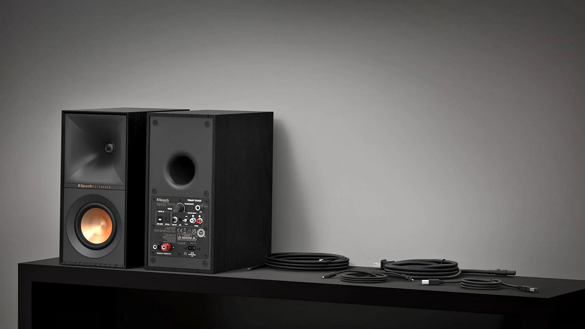 Klipsch trình làng loa bookshelf R-40PM và R-50PM: tích hợp phono, giá $499 và $599